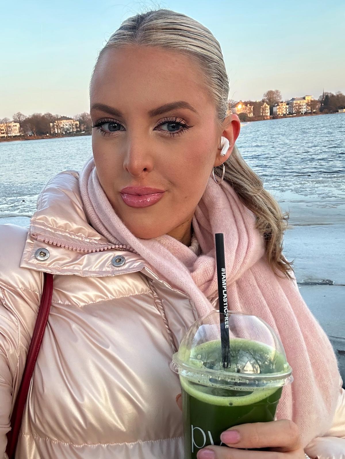 Kolumnistin Neele Suckert an der Außenalster in Hamburg 