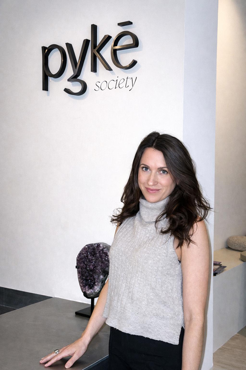 Gründerin Viviane Hecht steht an der Bar von ihrem Café Pike Society